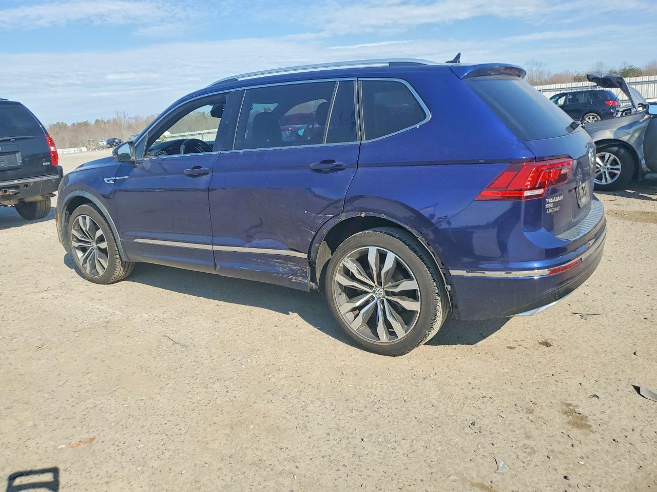 2021 VOLKSWAGEN TIGUAN SEL PREMIUM R-LINE photo 3