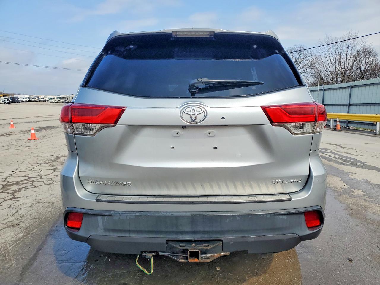 2017 TOYOTA HIGHLANDER XLE photo 11