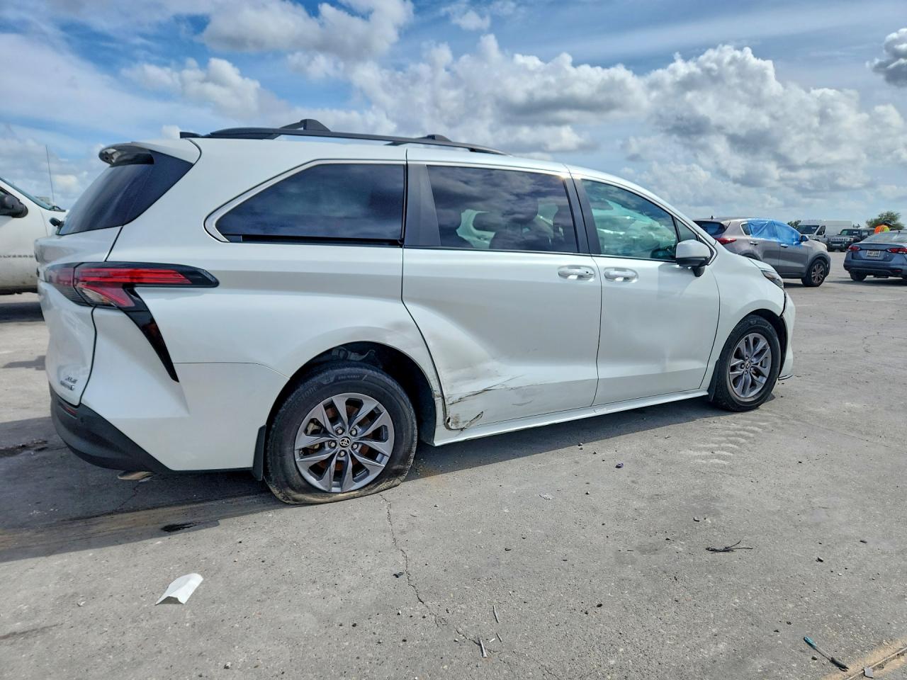 2022 TOYOTA SIENNA XLE 8-PASSENGER photo 5