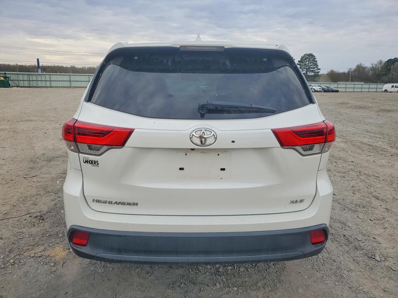 2018 TOYOTA HIGHLANDER XLE photo 6