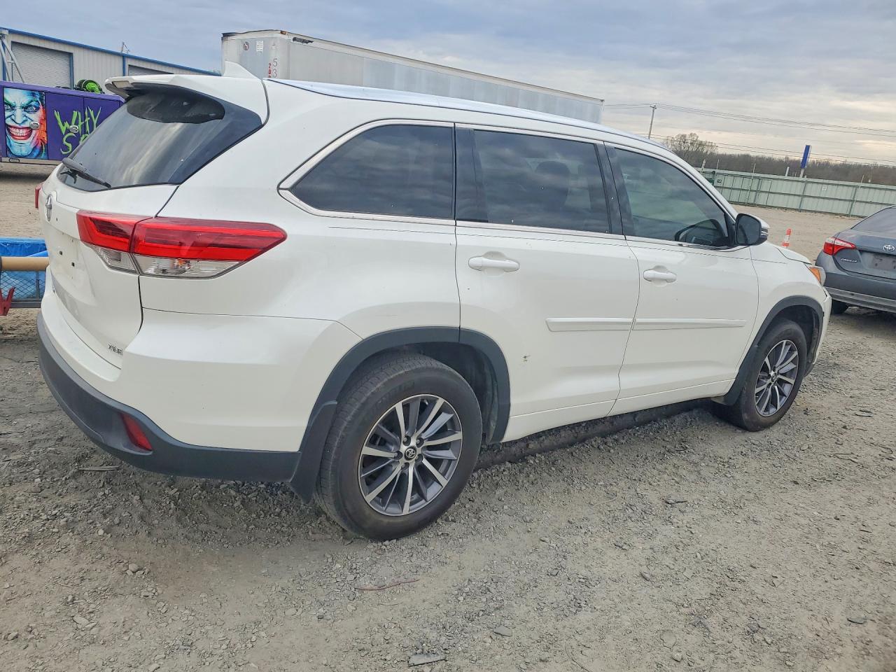 2018 TOYOTA HIGHLANDER XLE photo 3