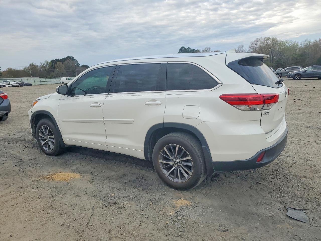 2018 TOYOTA HIGHLANDER XLE photo 2
