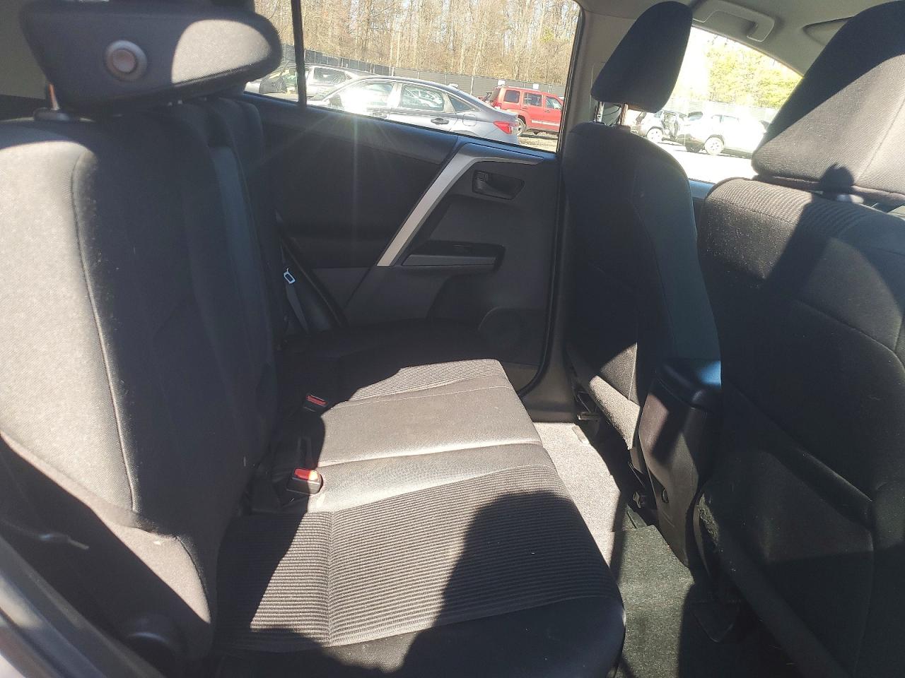 2018 TOYOTA RAV4 LE photo 11