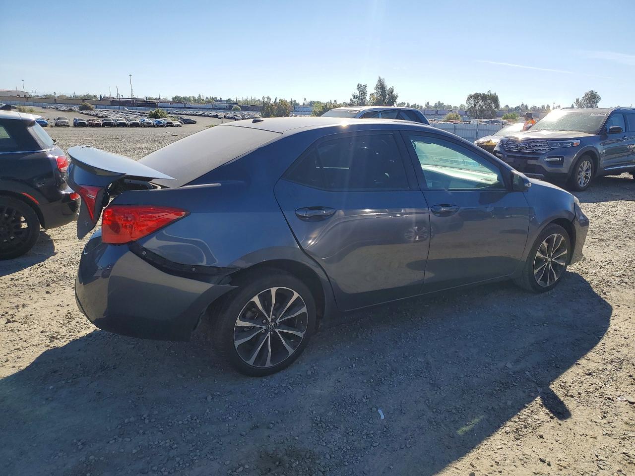 2017 TOYOTA COROLLA SE photo 5