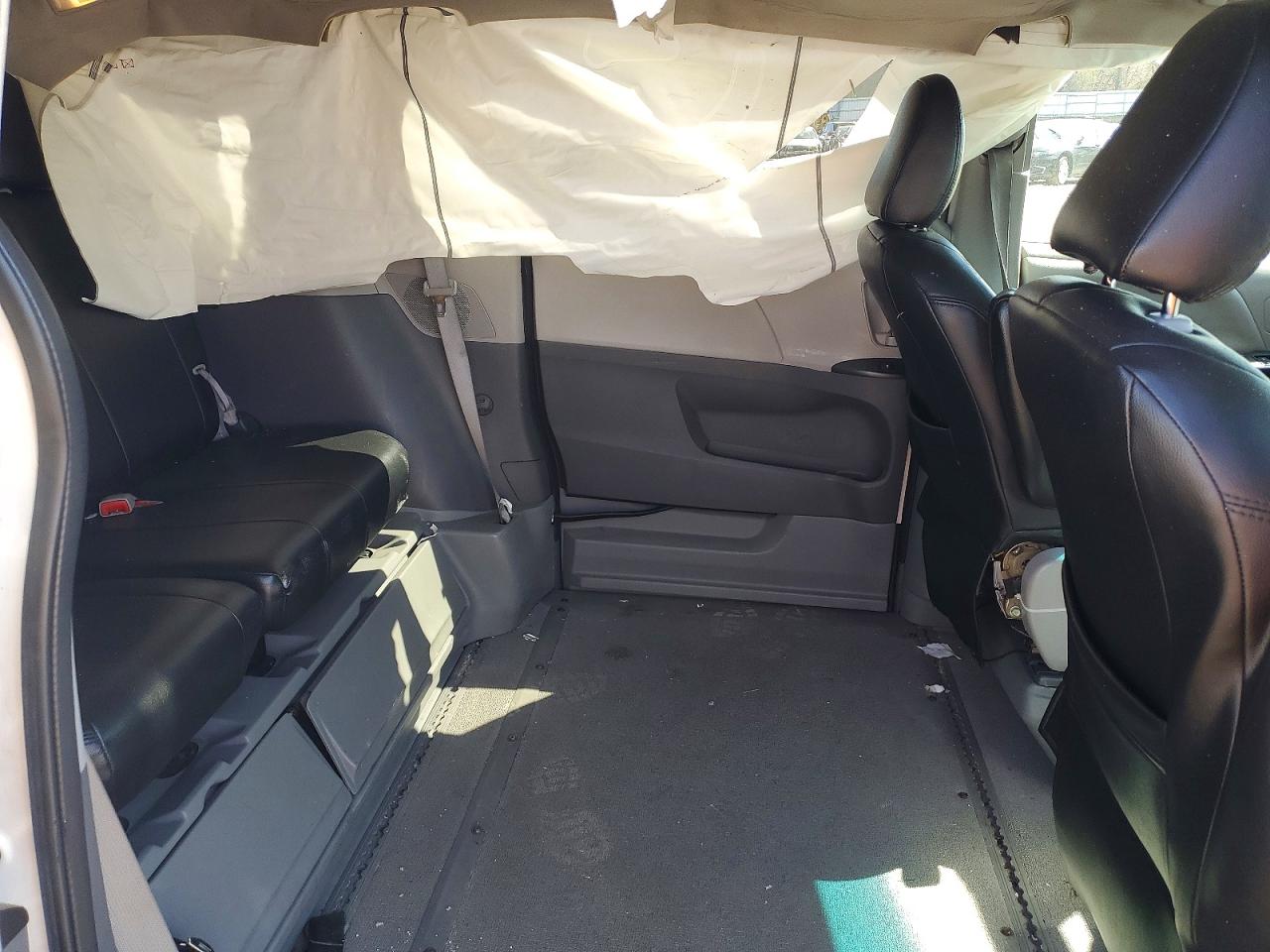 2015 TOYOTA SIENNA LE MOBILITY 7-PASSENGER photo 31