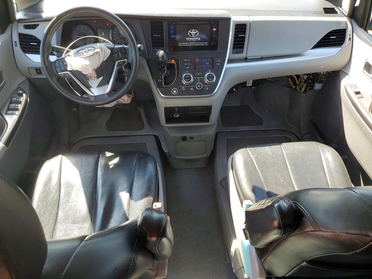 2015 TOYOTA SIENNA LE MOBILITY 7-PASSENGER photo 22