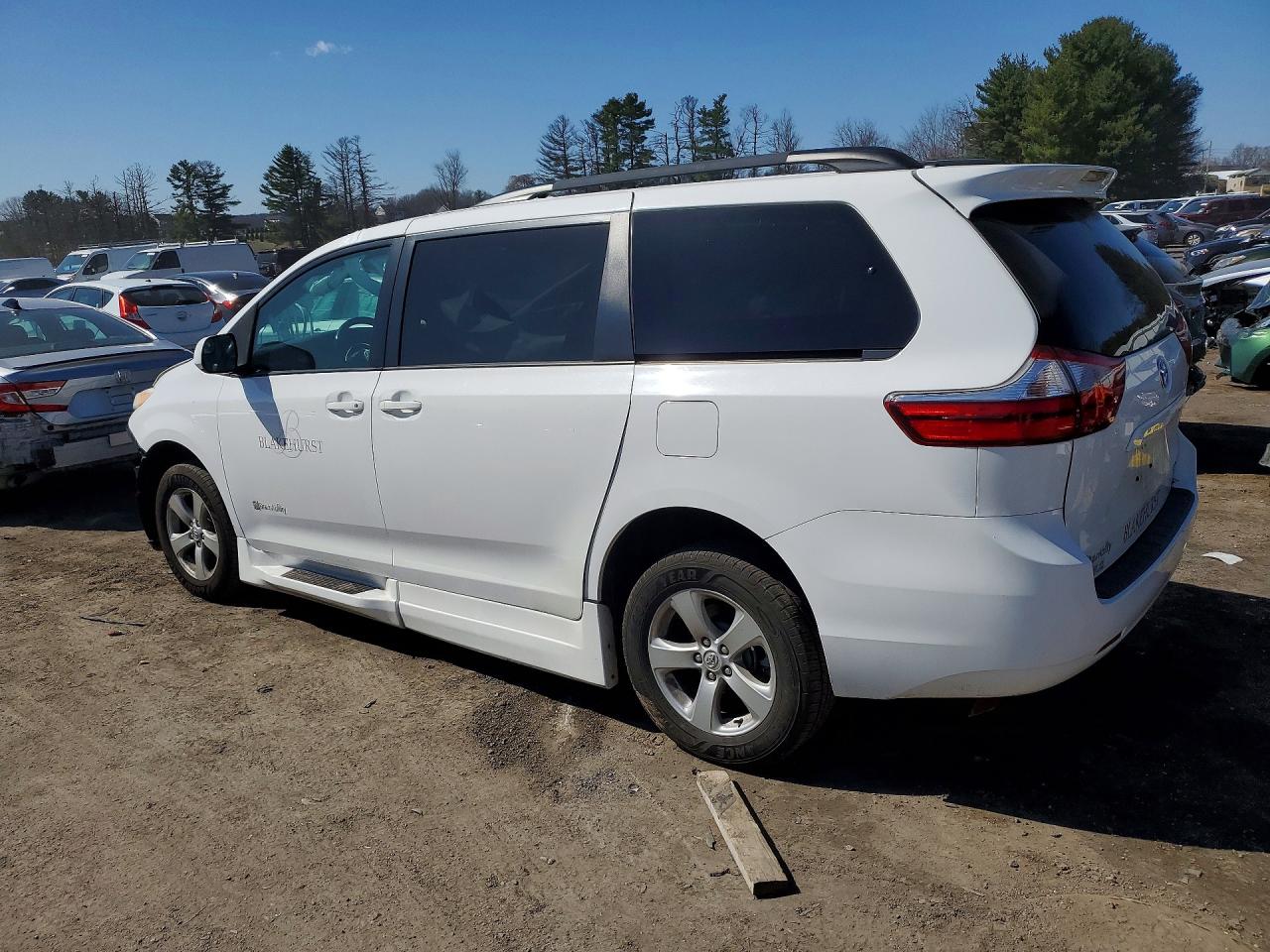 2015 TOYOTA SIENNA LE MOBILITY 7-PASSENGER photo 4