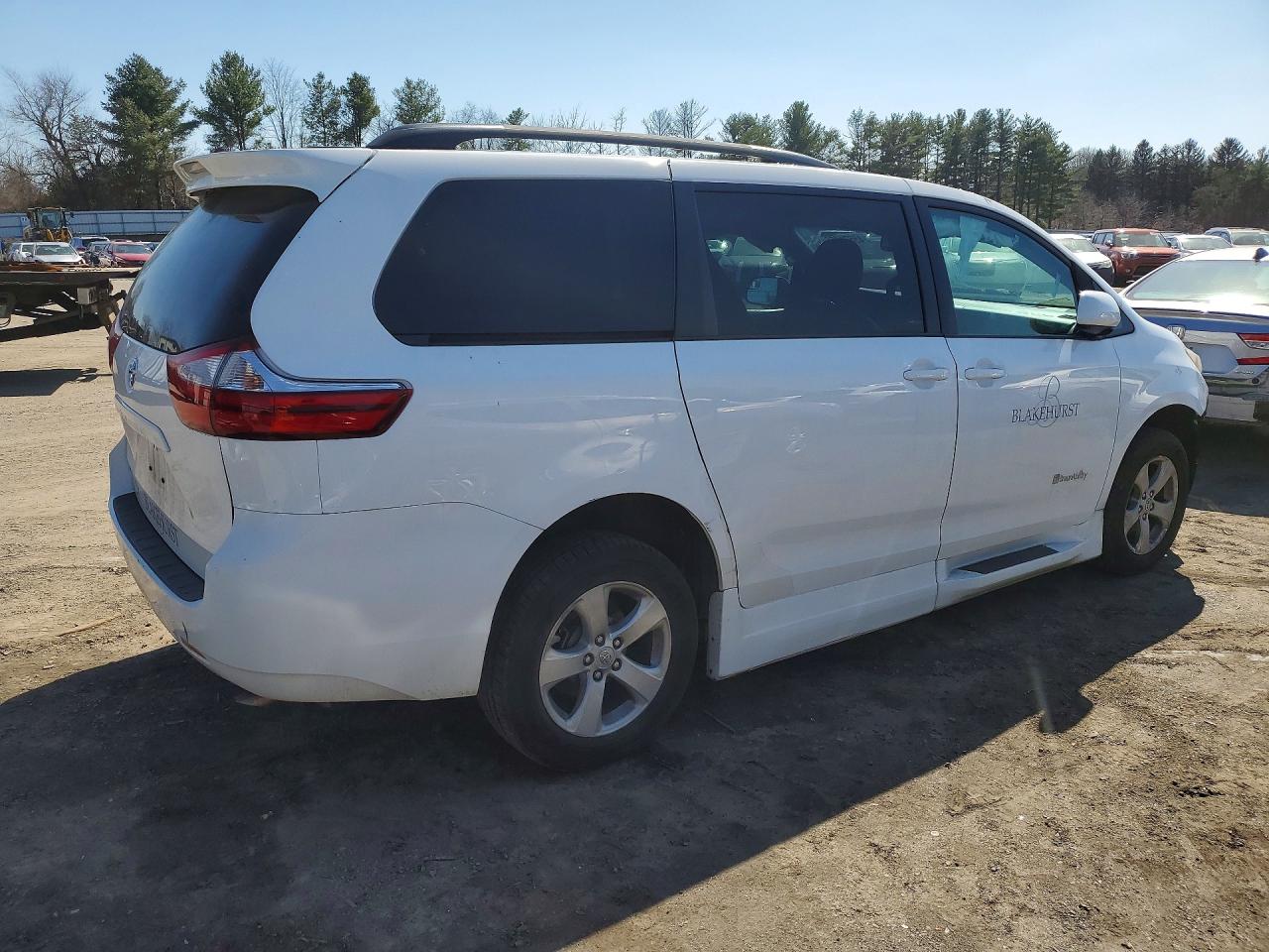 2015 TOYOTA SIENNA LE MOBILITY 7-PASSENGER photo 7