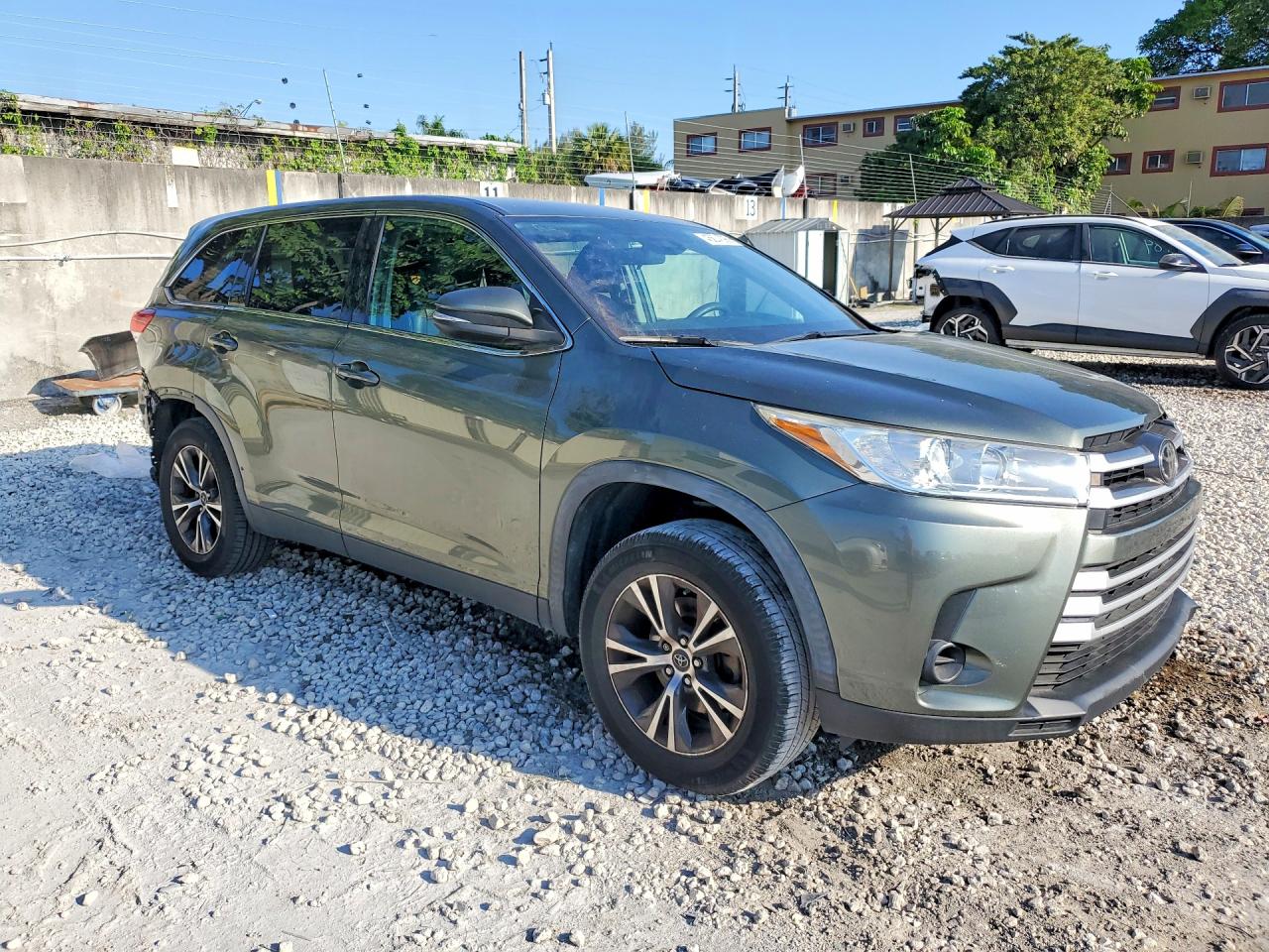 2019 TOYOTA HIGHLANDER LE photo 4