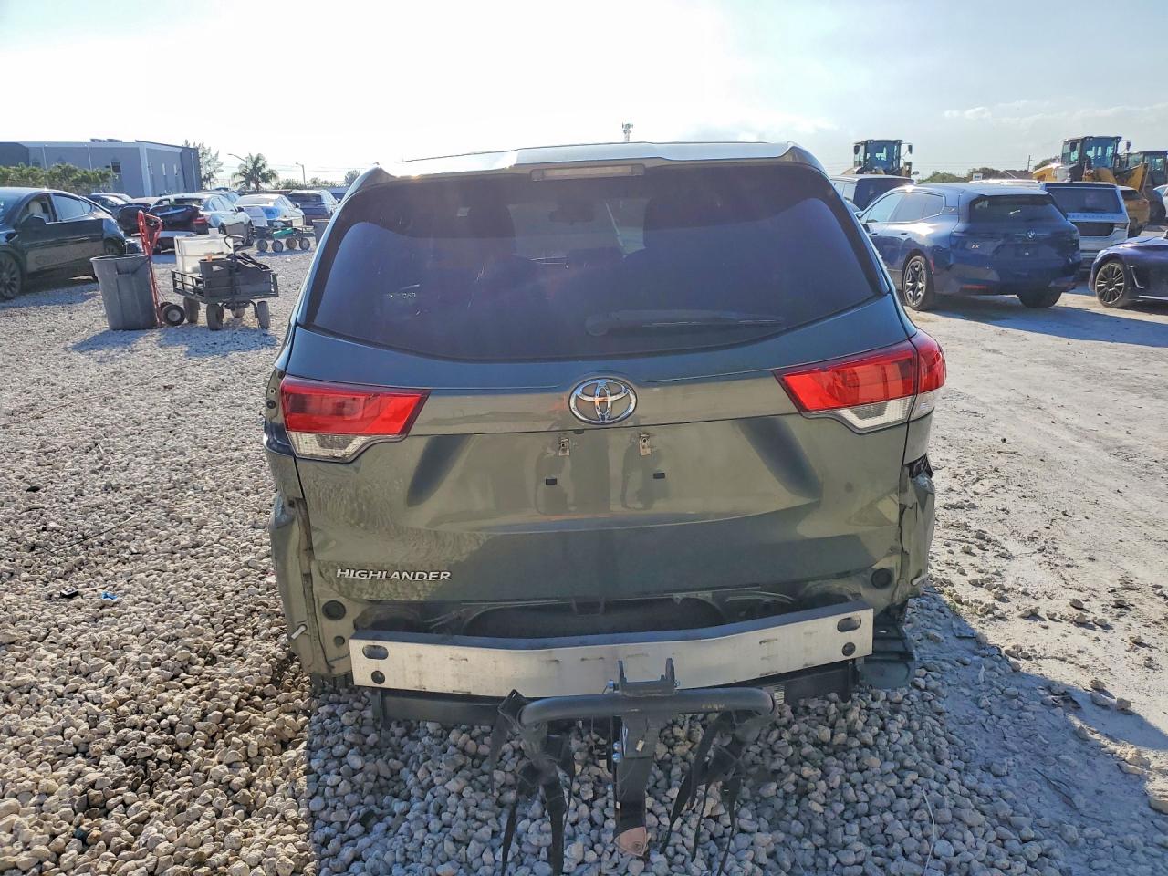 2019 TOYOTA HIGHLANDER LE photo 6