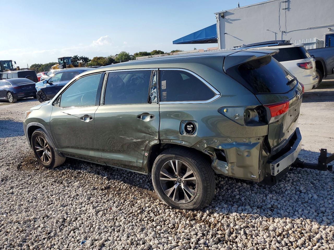 2019 TOYOTA HIGHLANDER LE photo 2