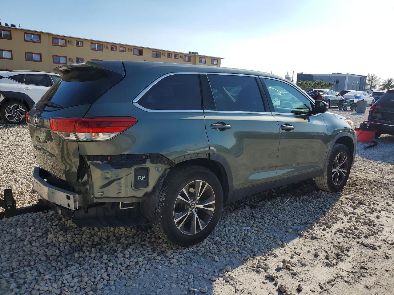 2019 TOYOTA HIGHLANDER LE photo 3