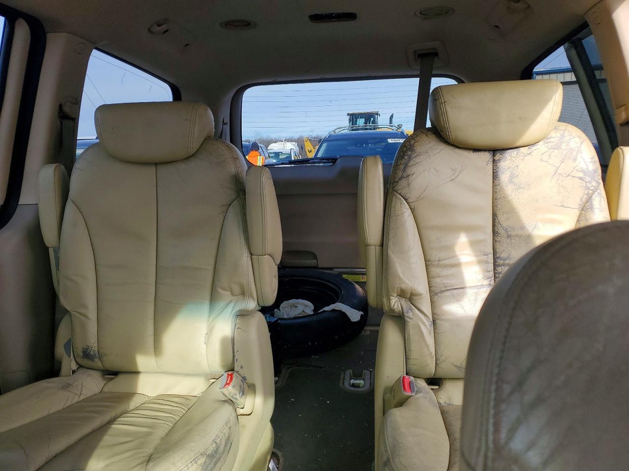 2008 HYUNDAI ENTOURAGE GLS photo 10
