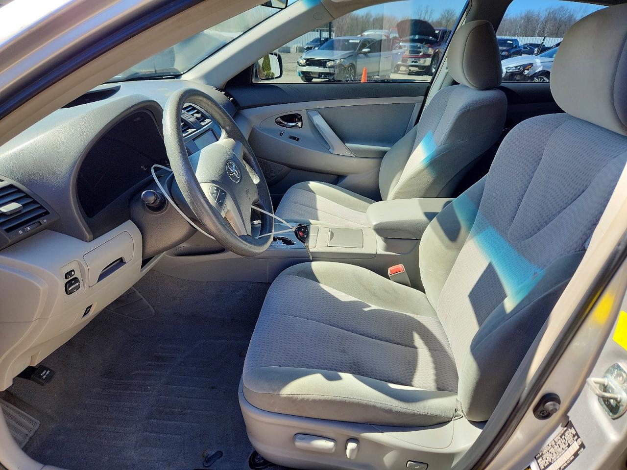 2011 TOYOTA CAMRY LE photo 25