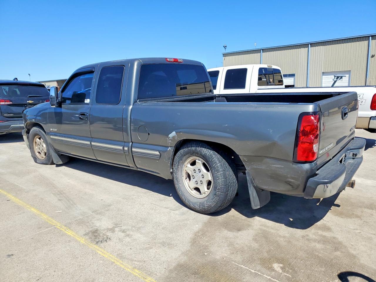 2002 CHEVROLET SILVERADO C1500 photo 3