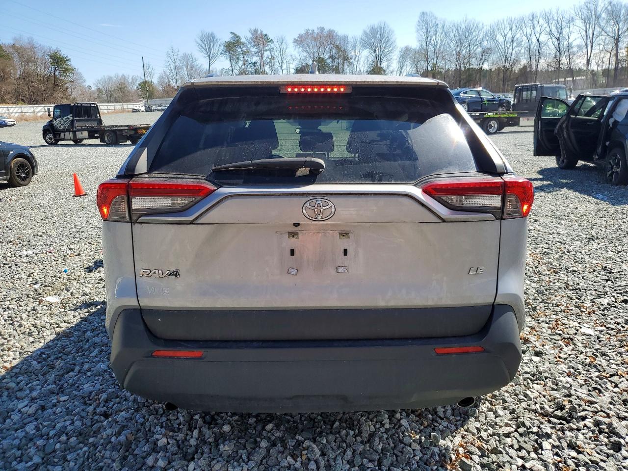 2019 TOYOTA RAV4 LE photo 11