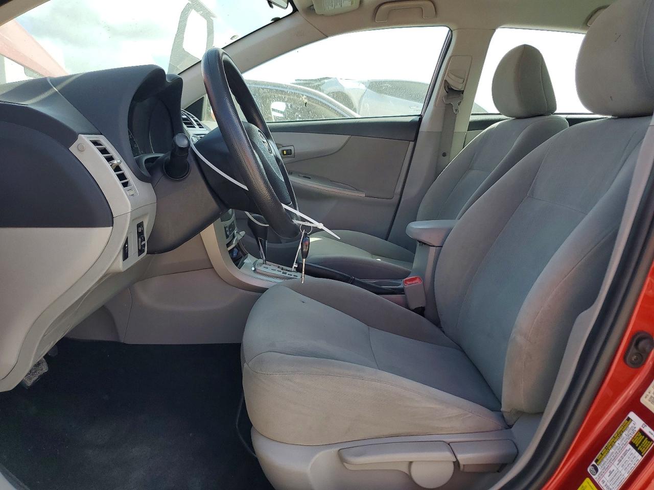 2013 TOYOTA COROLLA LE photo 13
