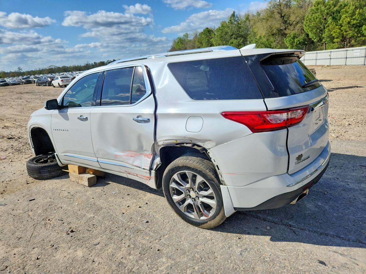 2019 CHEVROLET TRAVERSE PREMIER photo 2