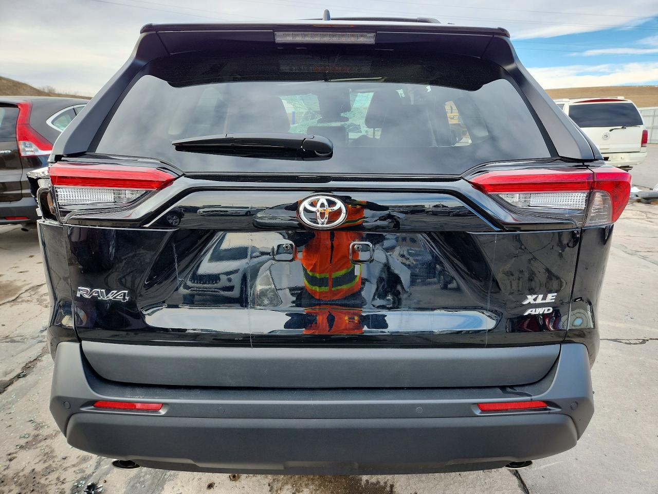 2025 TOYOTA RAV4 XLE PREMIUM photo 11
