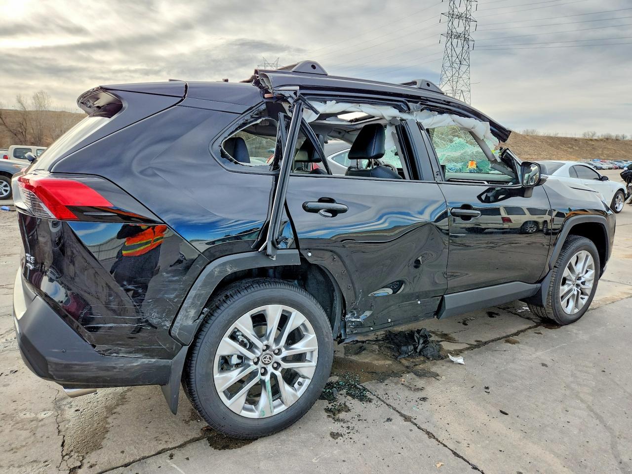 2025 TOYOTA RAV4 XLE PREMIUM photo 5