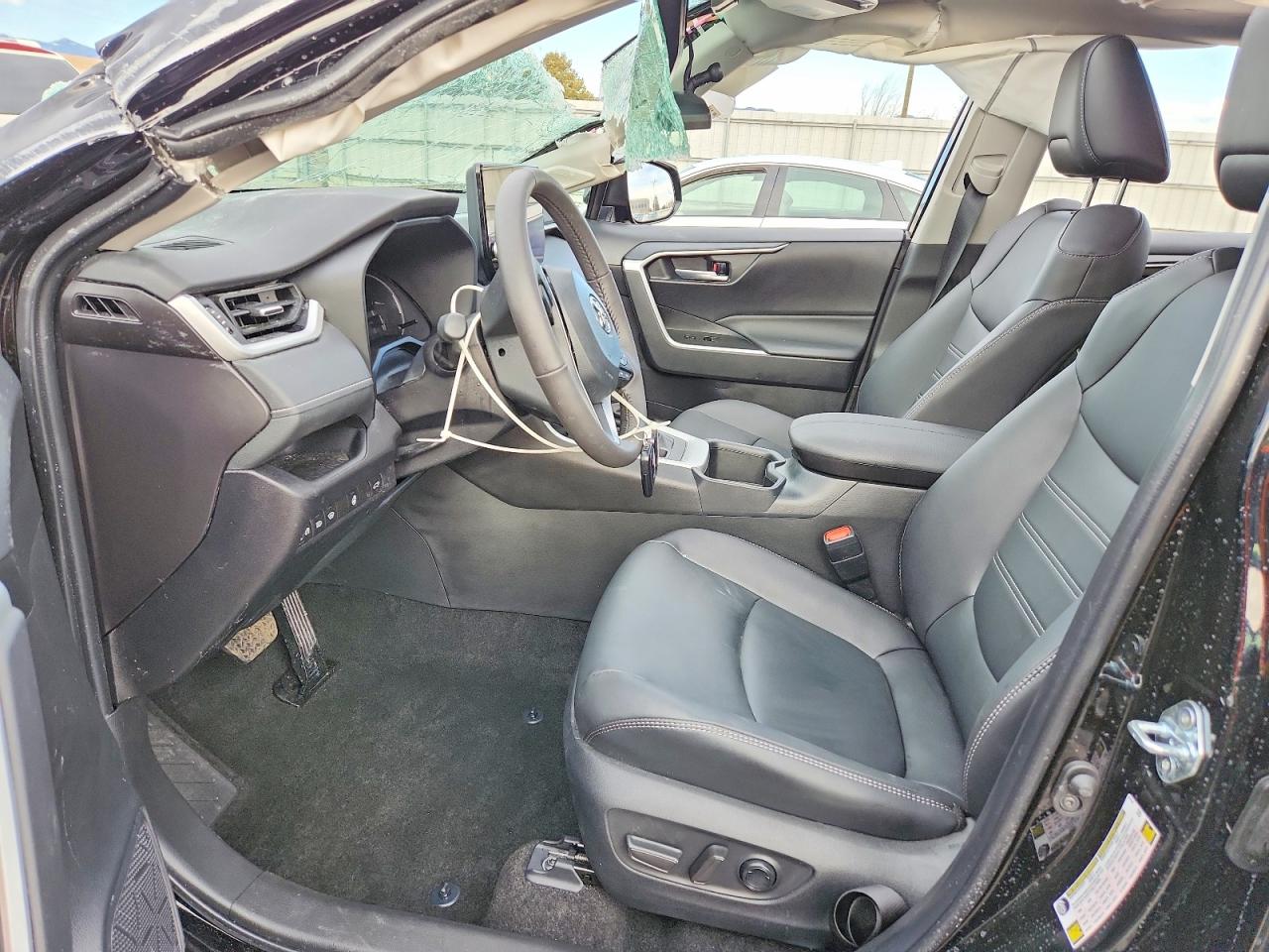2025 TOYOTA RAV4 XLE PREMIUM photo 13