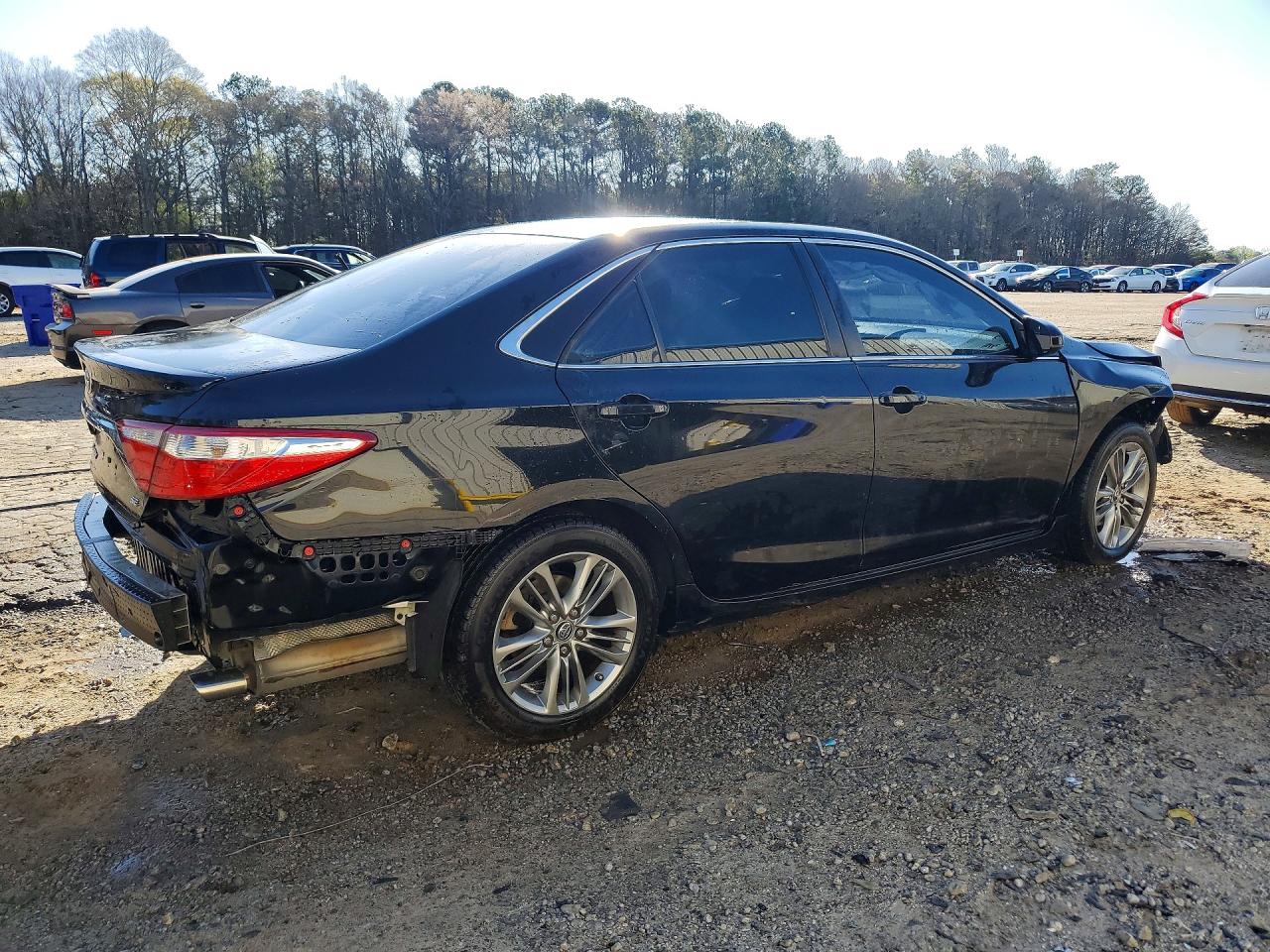 2015 TOYOTA CAMRY SE photo 3