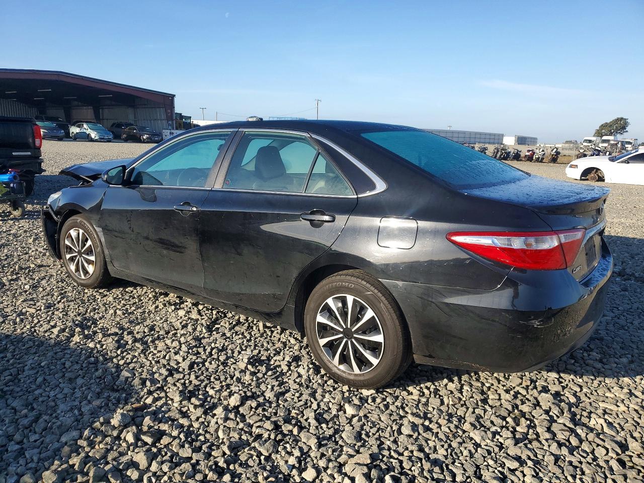 2015 TOYOTA CAMRY SE photo 3