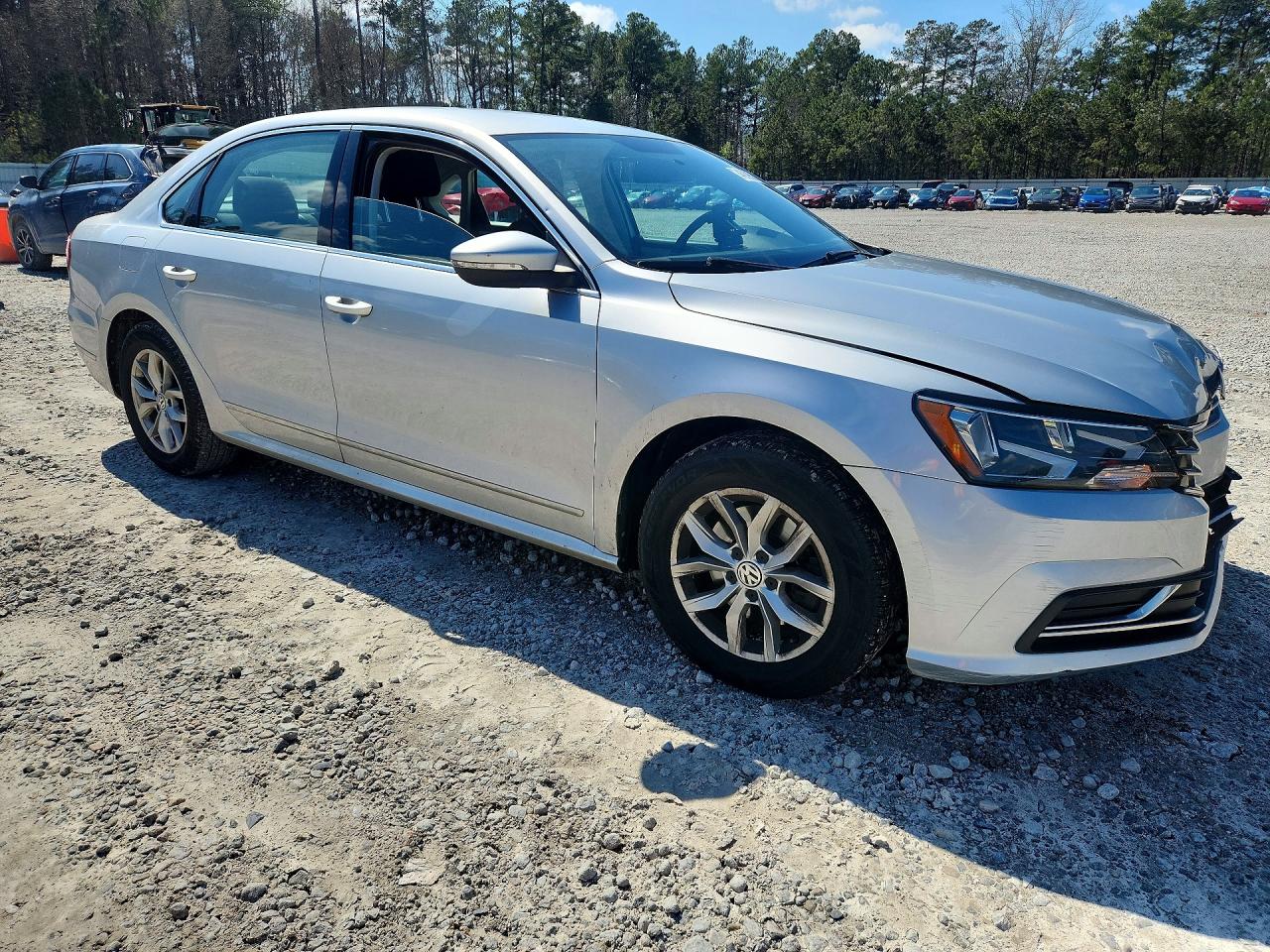 2017 VOLKSWAGEN PASSAT S photo 4