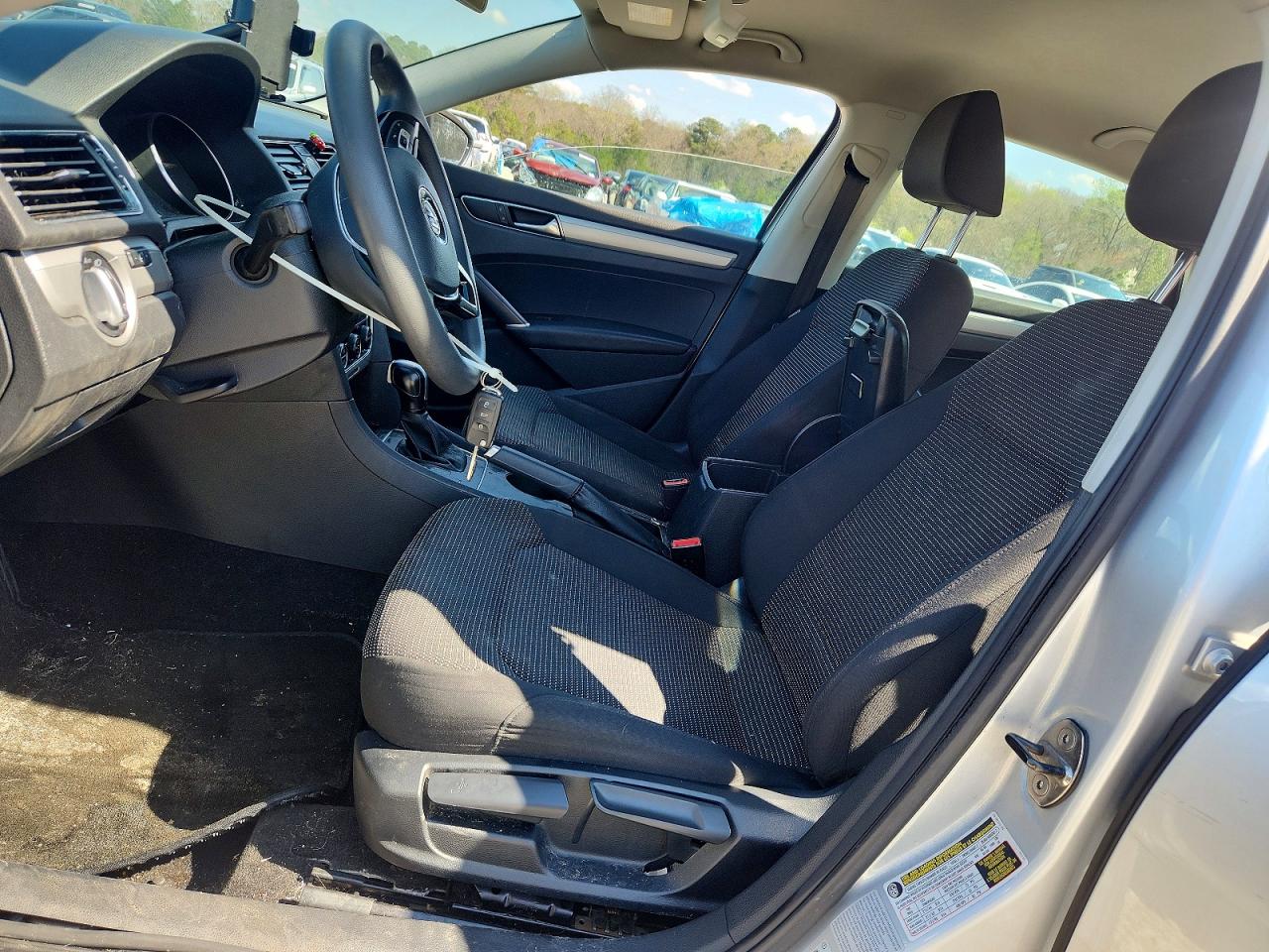 2017 VOLKSWAGEN PASSAT S photo 7