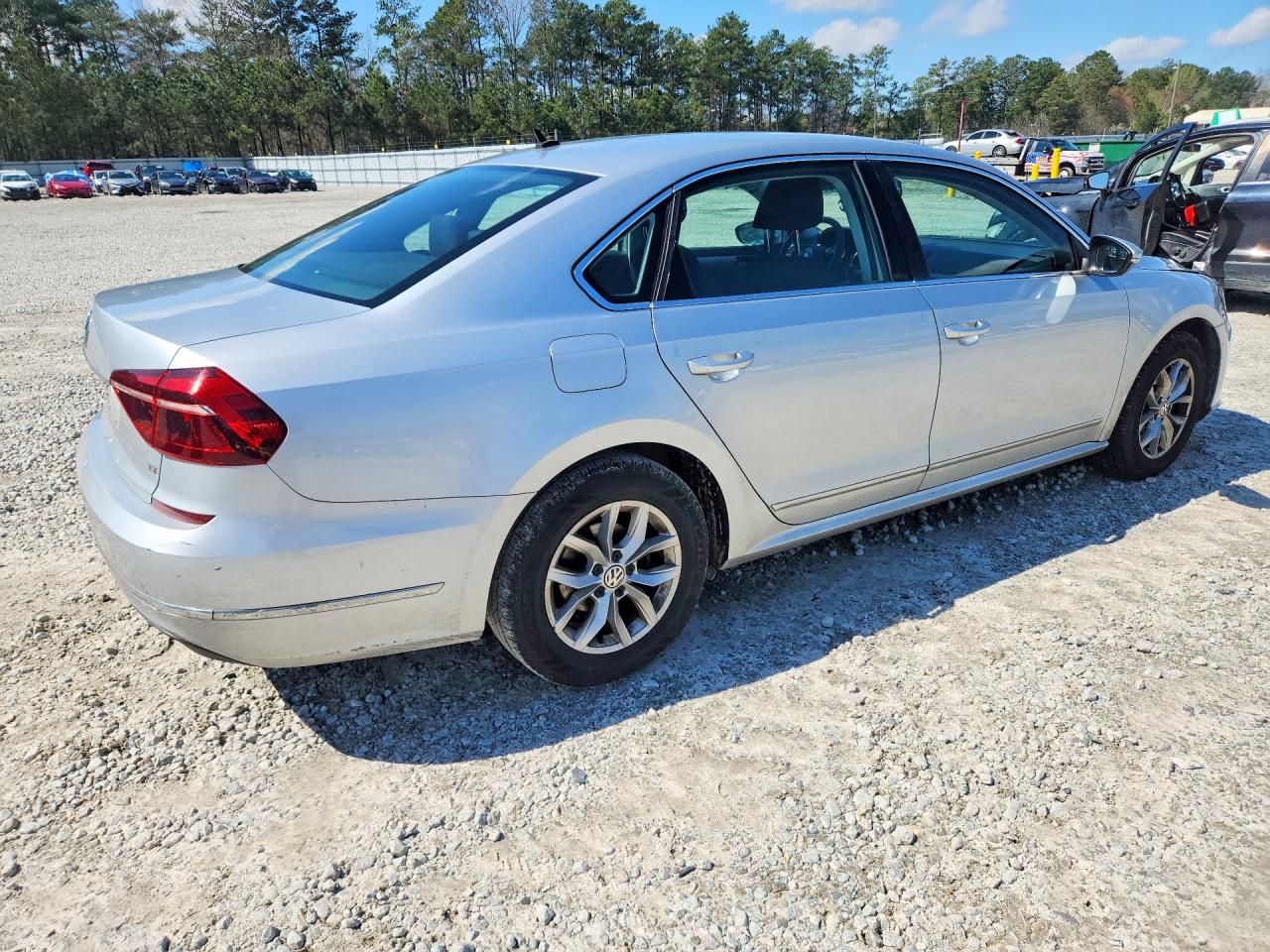 2017 VOLKSWAGEN PASSAT S photo 3