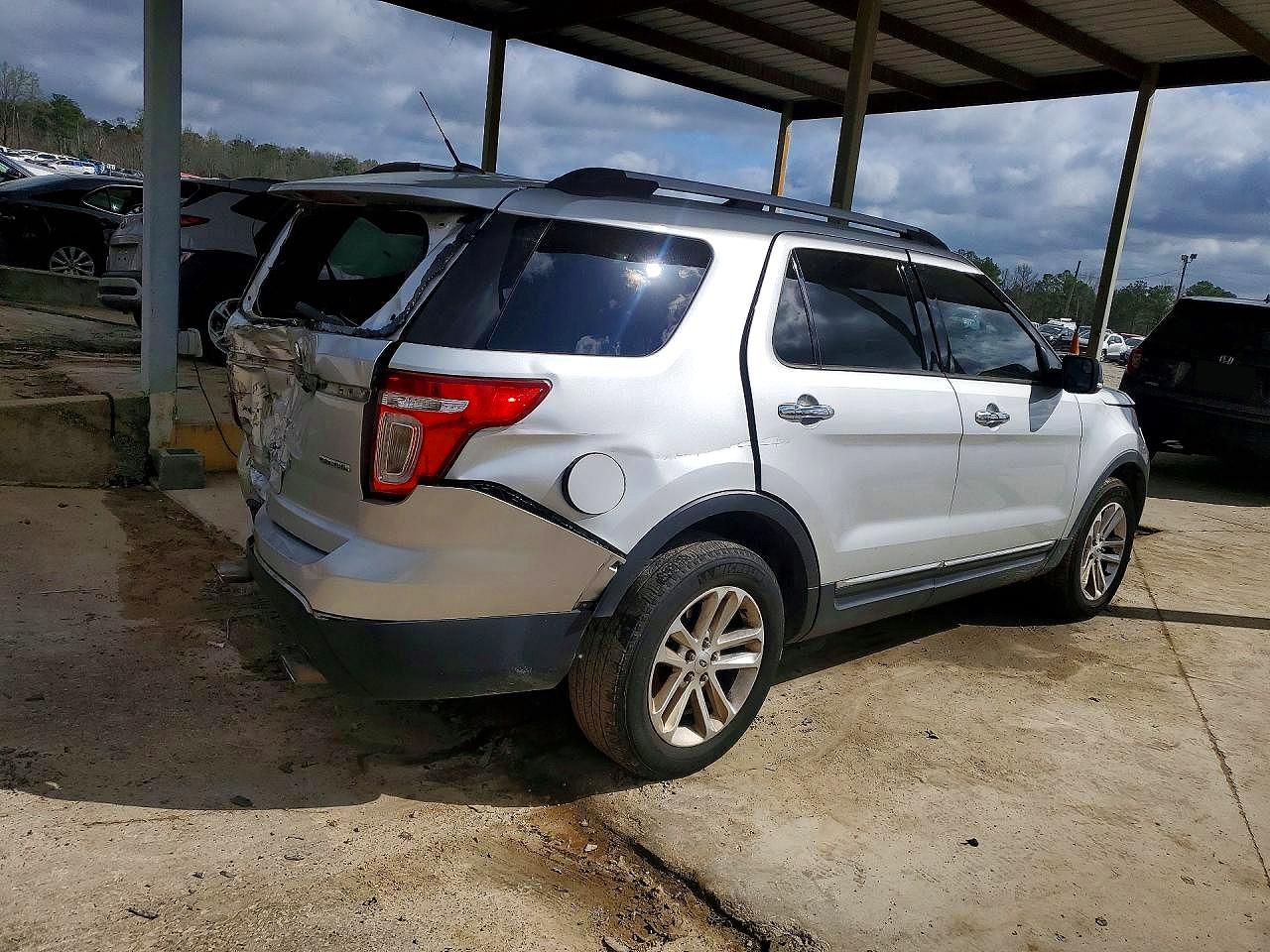 2015 FORD EXPLORER XLT photo 3