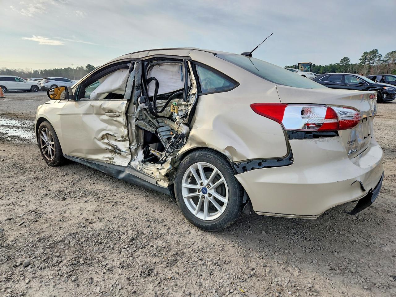 2017 FORD FOCUS SE photo 3