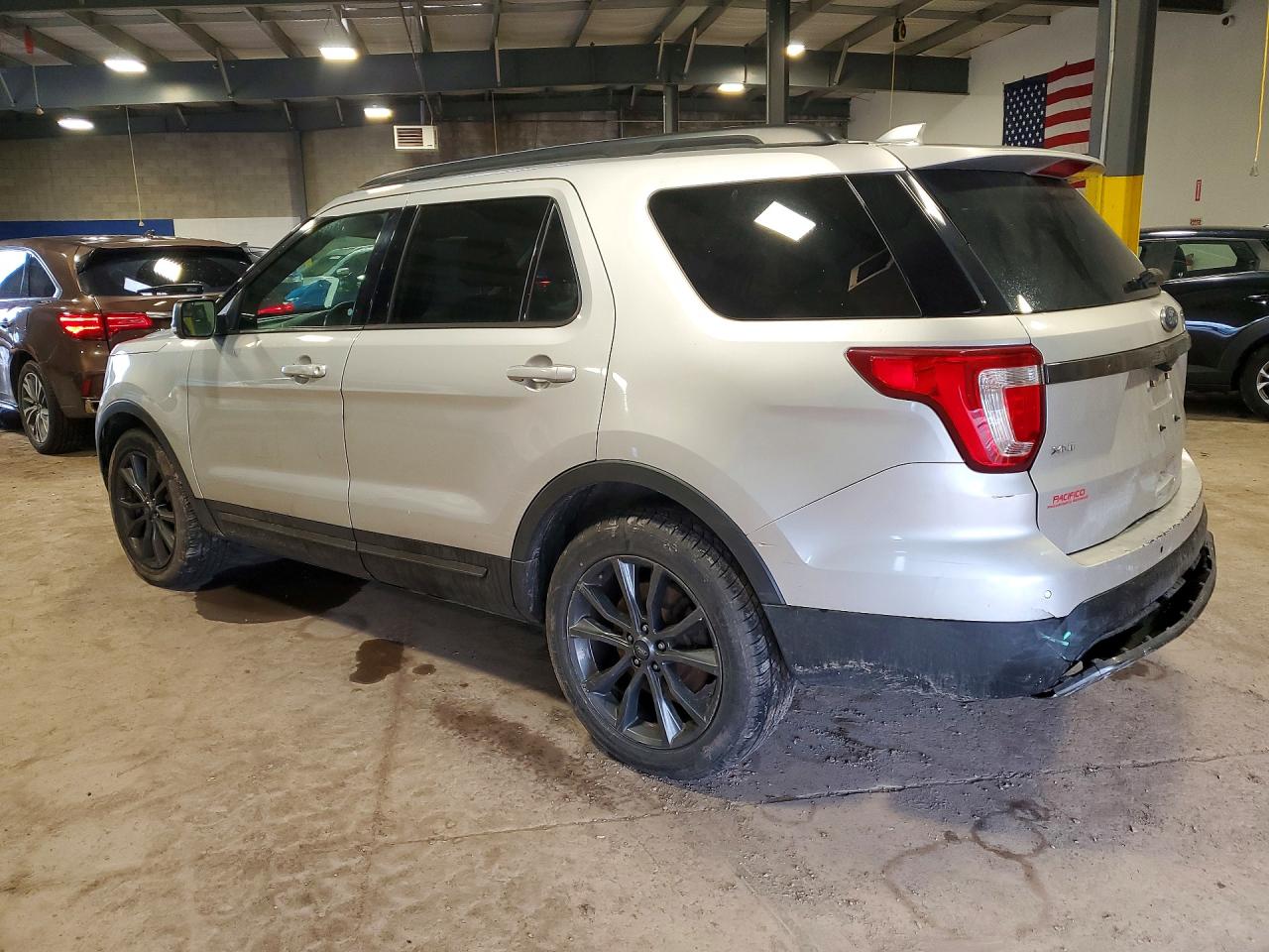2017 FORD EXPLORER XLT photo 2