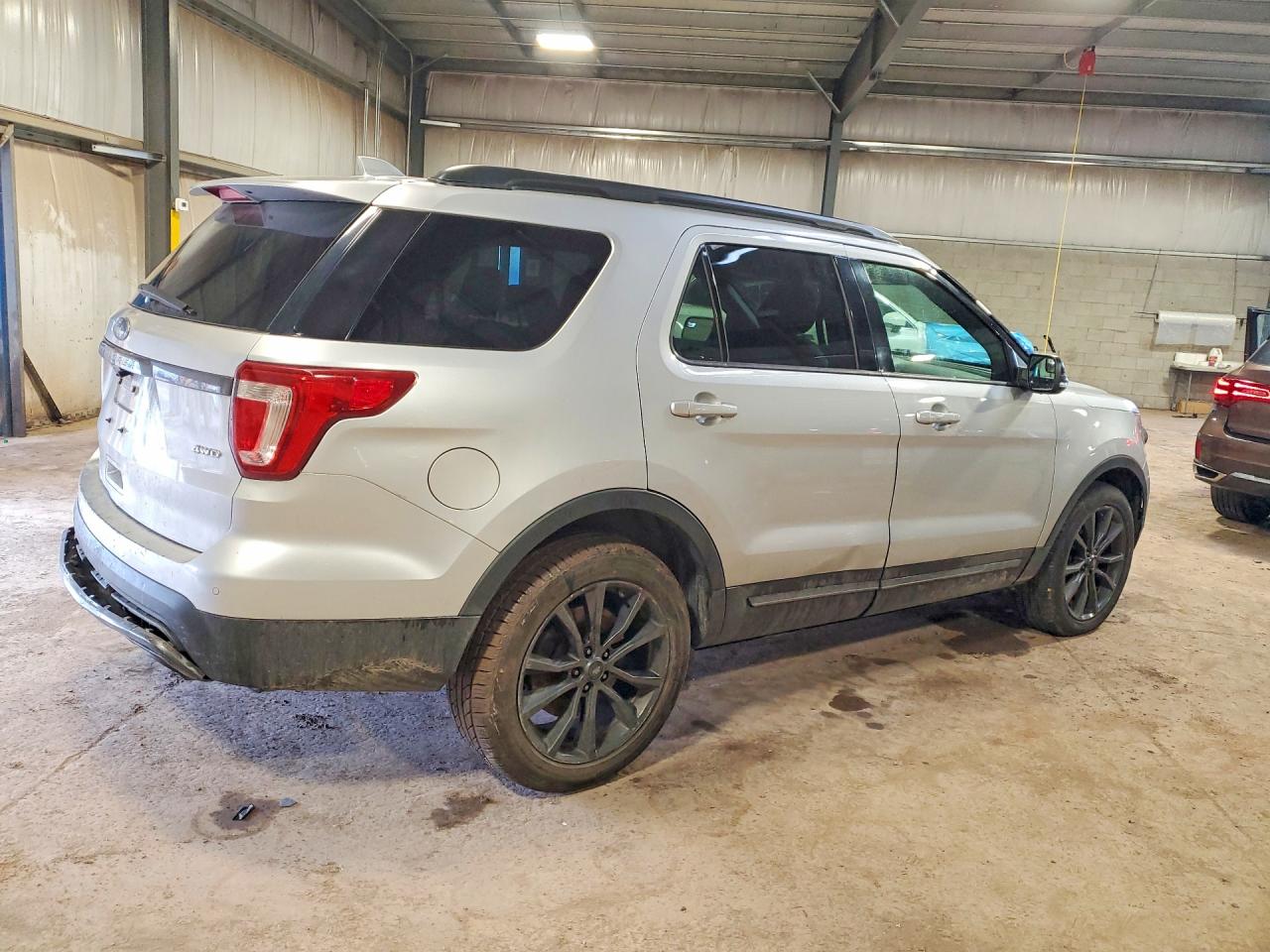 2017 FORD EXPLORER XLT photo 3