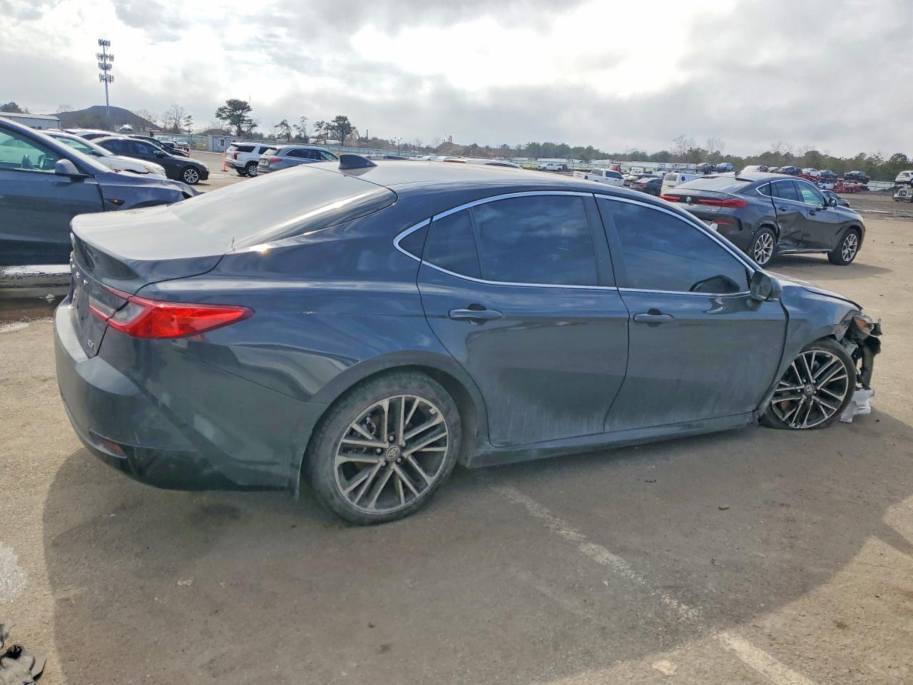 2025 TOYOTA CAMRY XLE photo 5