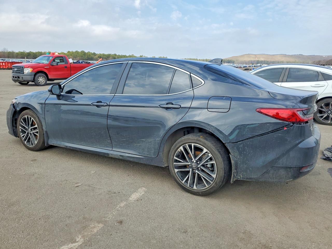 2025 TOYOTA CAMRY XLE photo 3
