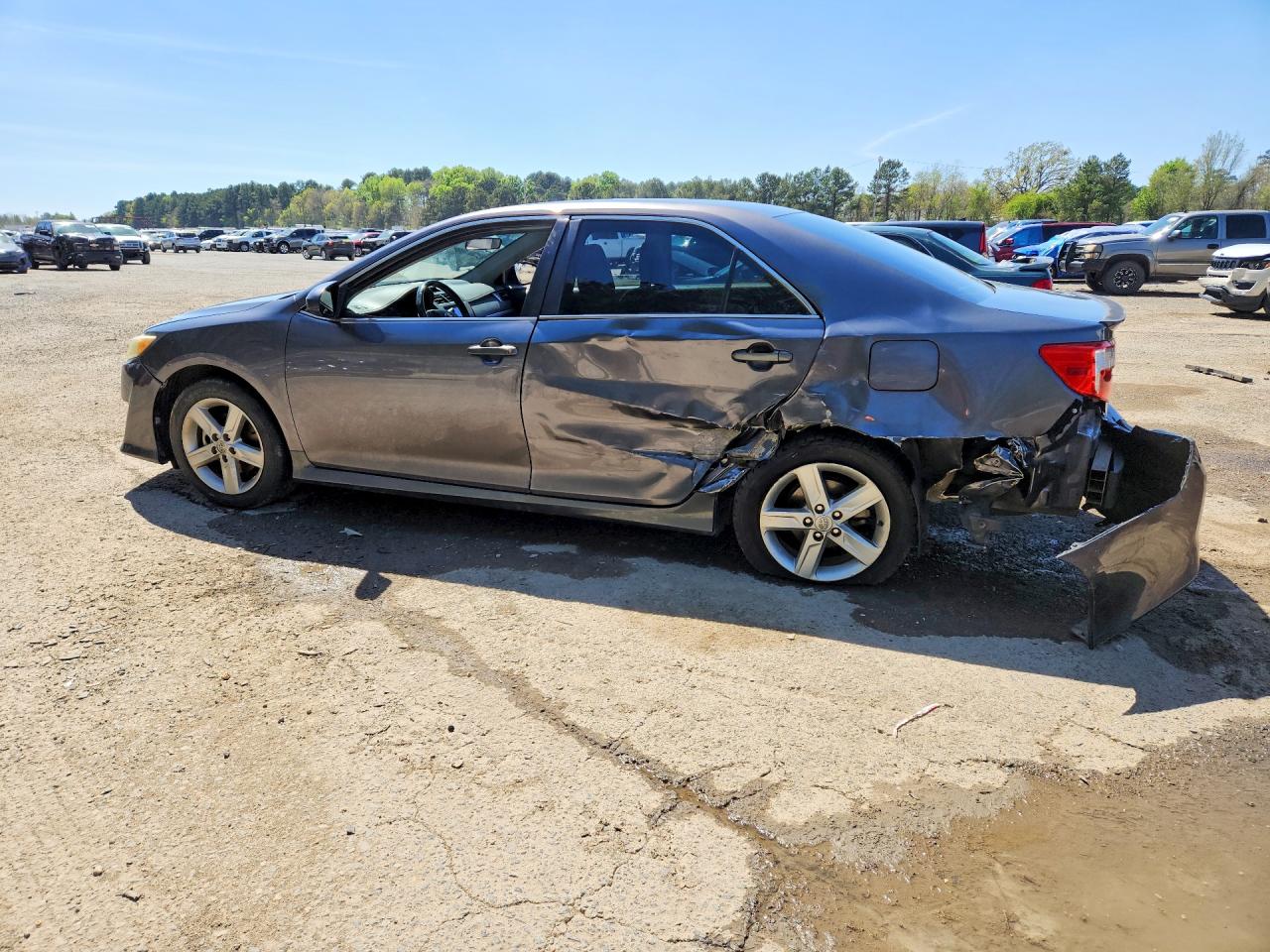 2014 TOYOTA CAMRY SE photo 2