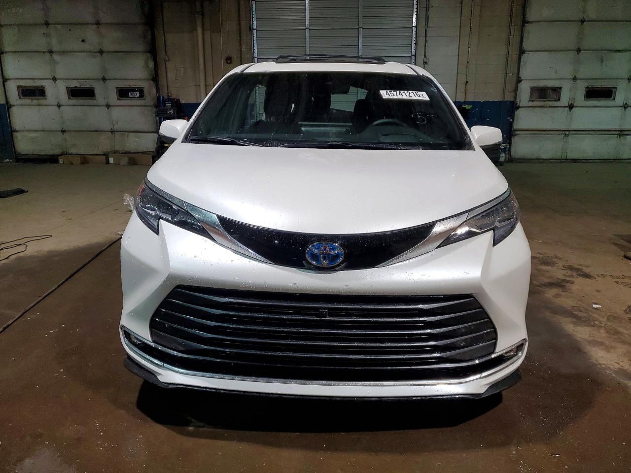 2025 TOYOTA SIENNA PLATINUM 7-PASSENGER photo 9