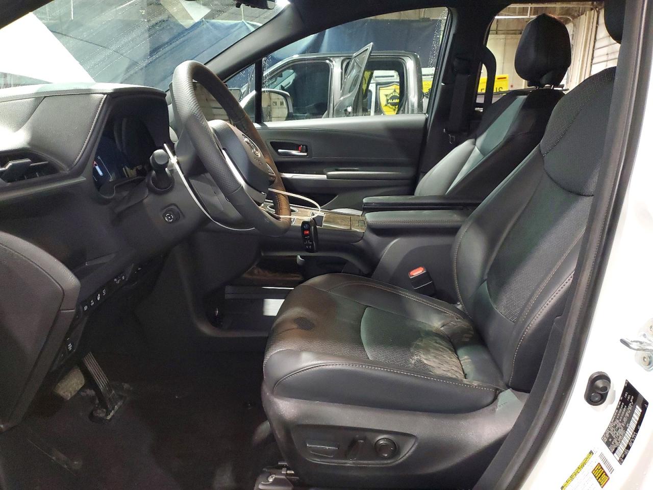 2025 TOYOTA SIENNA PLATINUM 7-PASSENGER photo 13