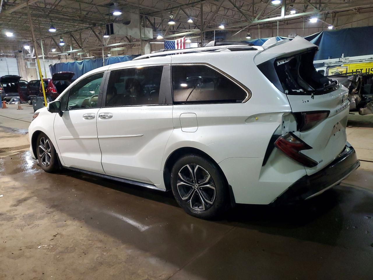 2025 TOYOTA SIENNA PLATINUM 7-PASSENGER photo 3