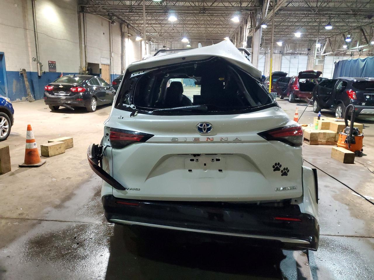 2025 TOYOTA SIENNA PLATINUM 7-PASSENGER photo 11