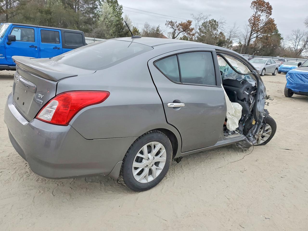 2019 NISSAN VERSA SV photo 7