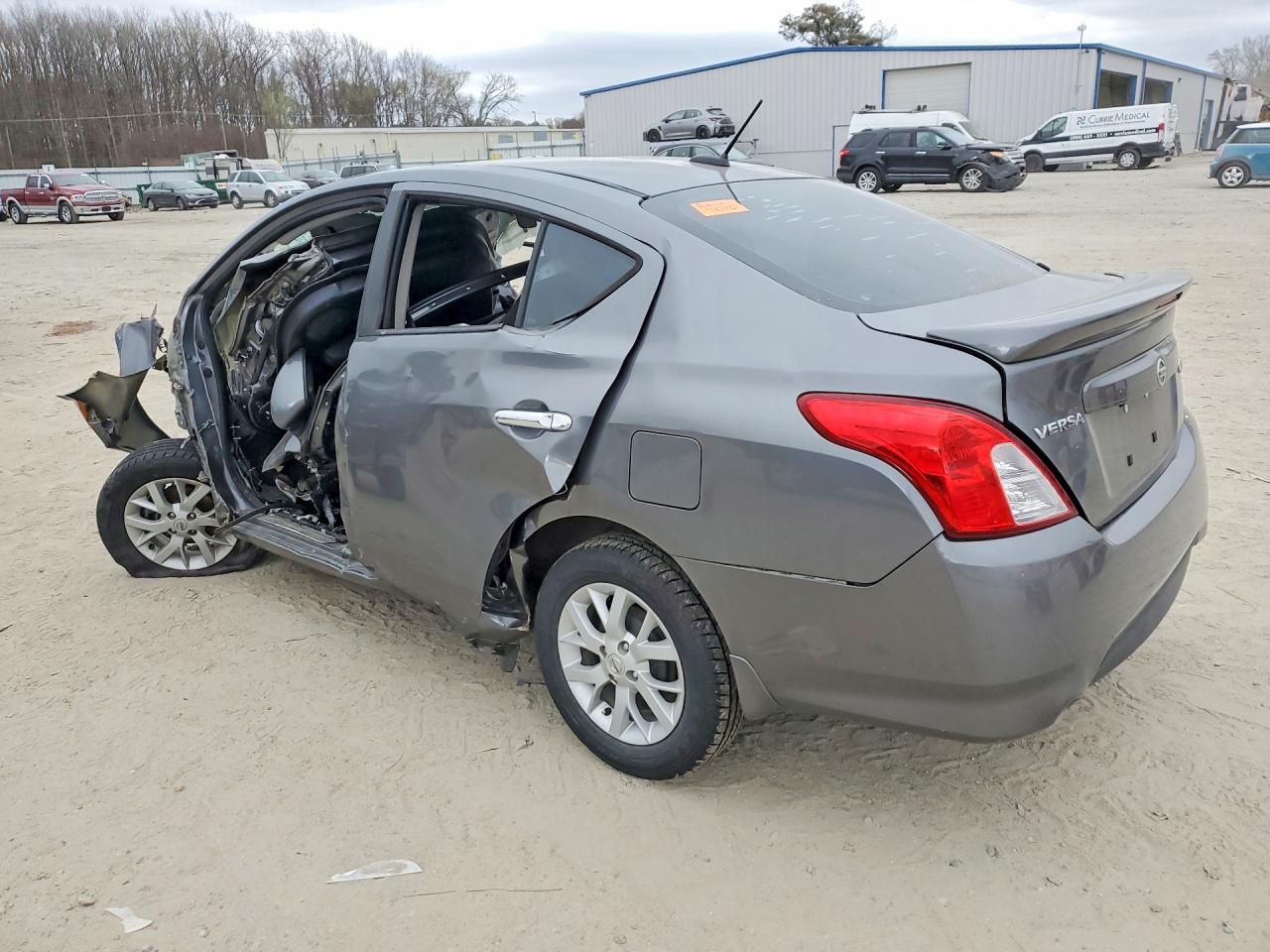 2019 NISSAN VERSA SV photo 4