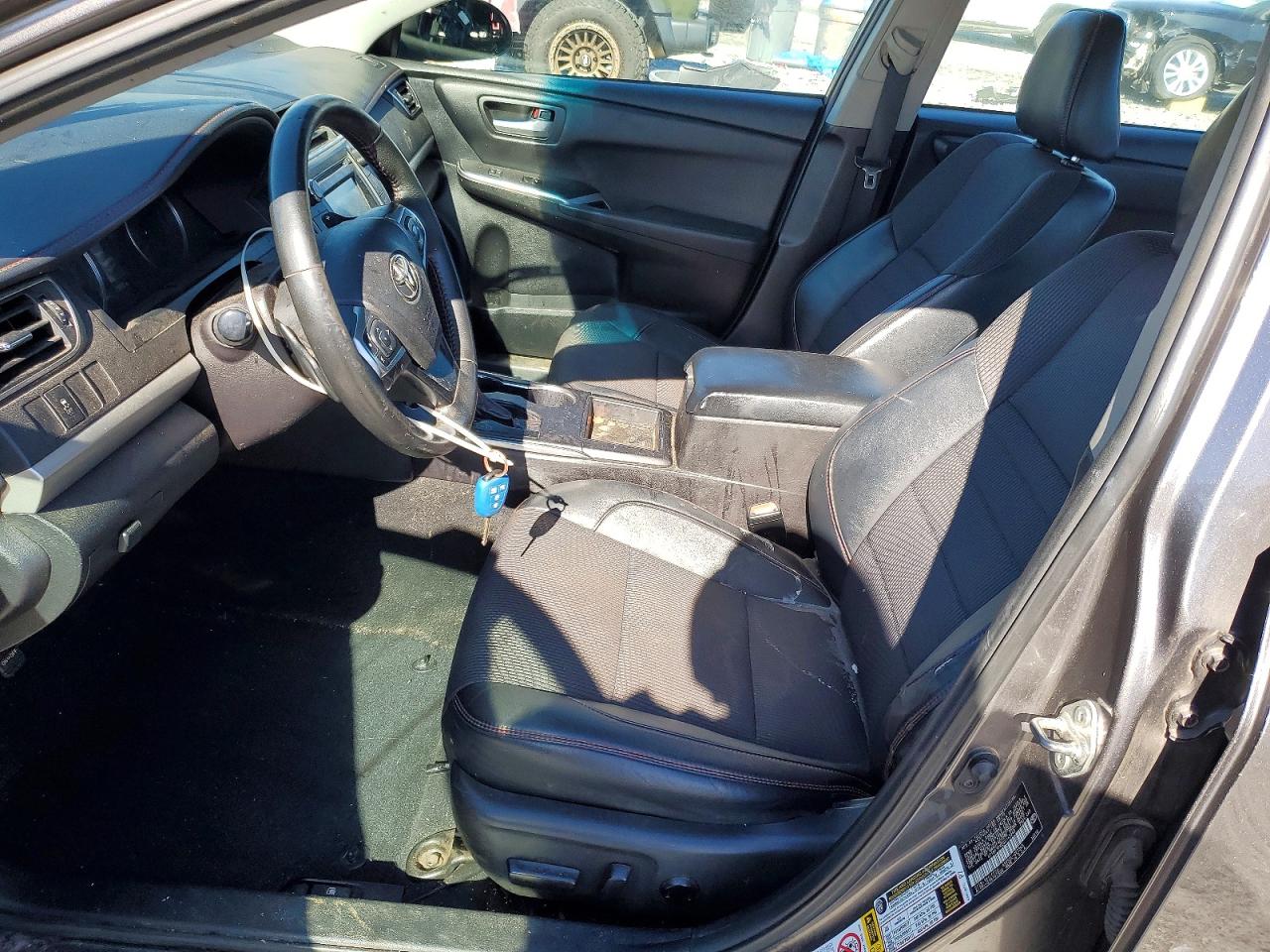 2016 TOYOTA CAMRY SE photo 19