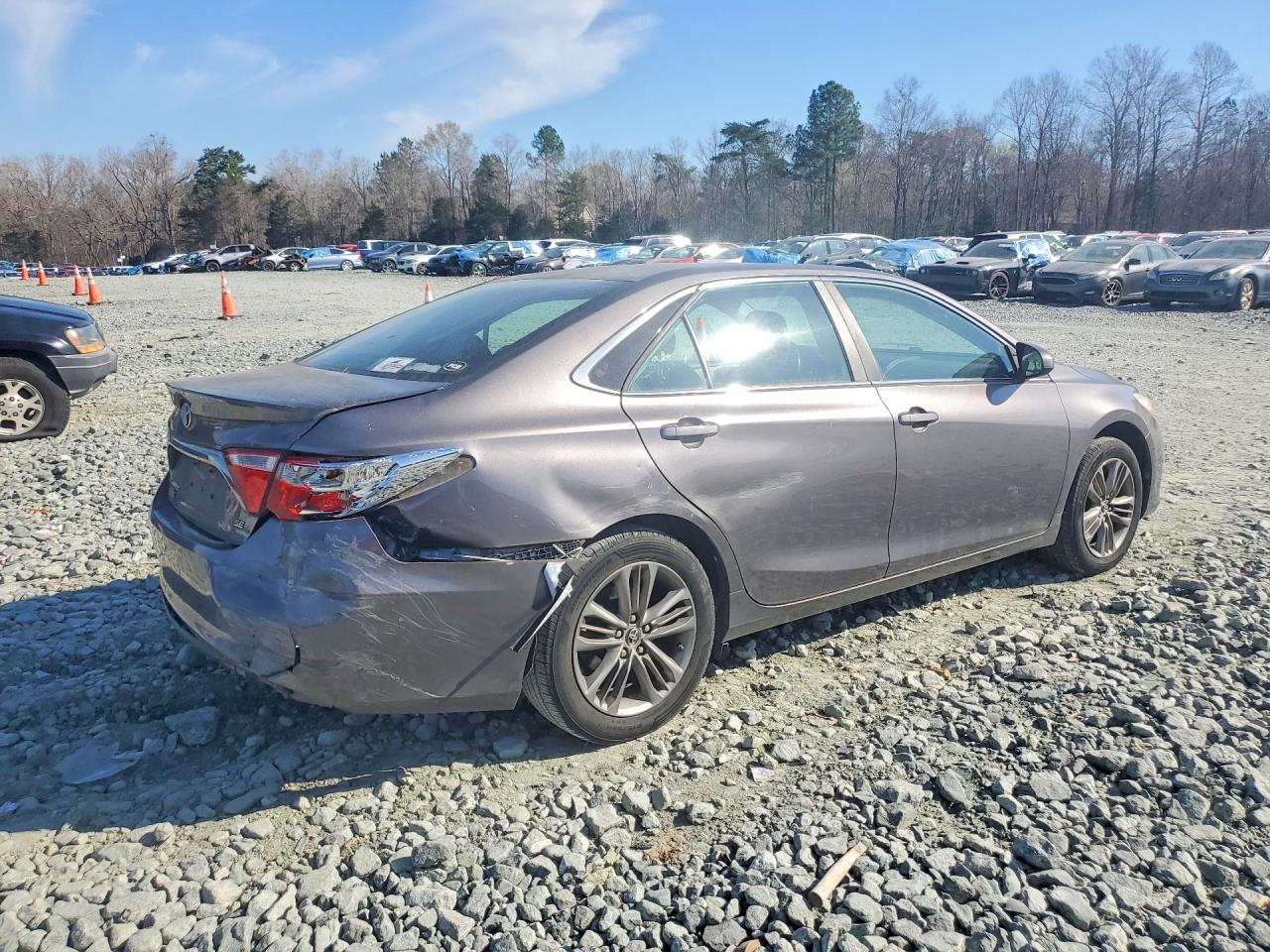2015 TOYOTA CAMRY SE photo 3
