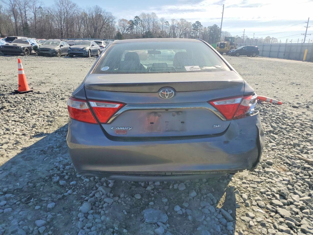 2015 TOYOTA CAMRY SE photo 6