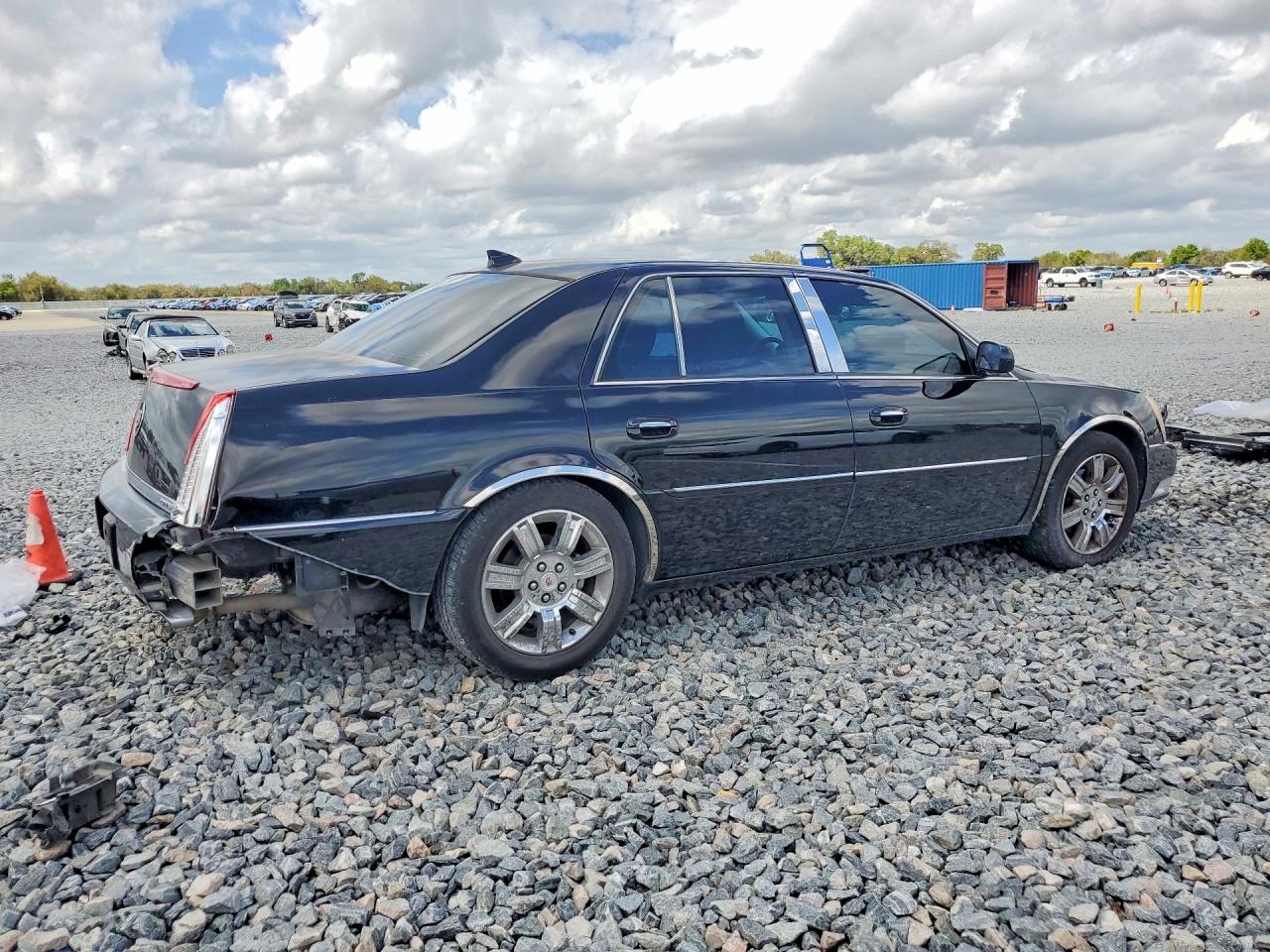 2010 CADILLAC DTS PLATINUM photo 5