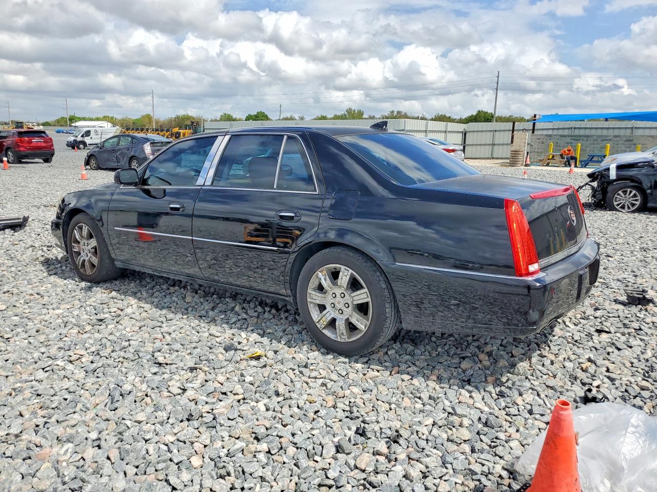 2010 CADILLAC DTS PLATINUM photo 3