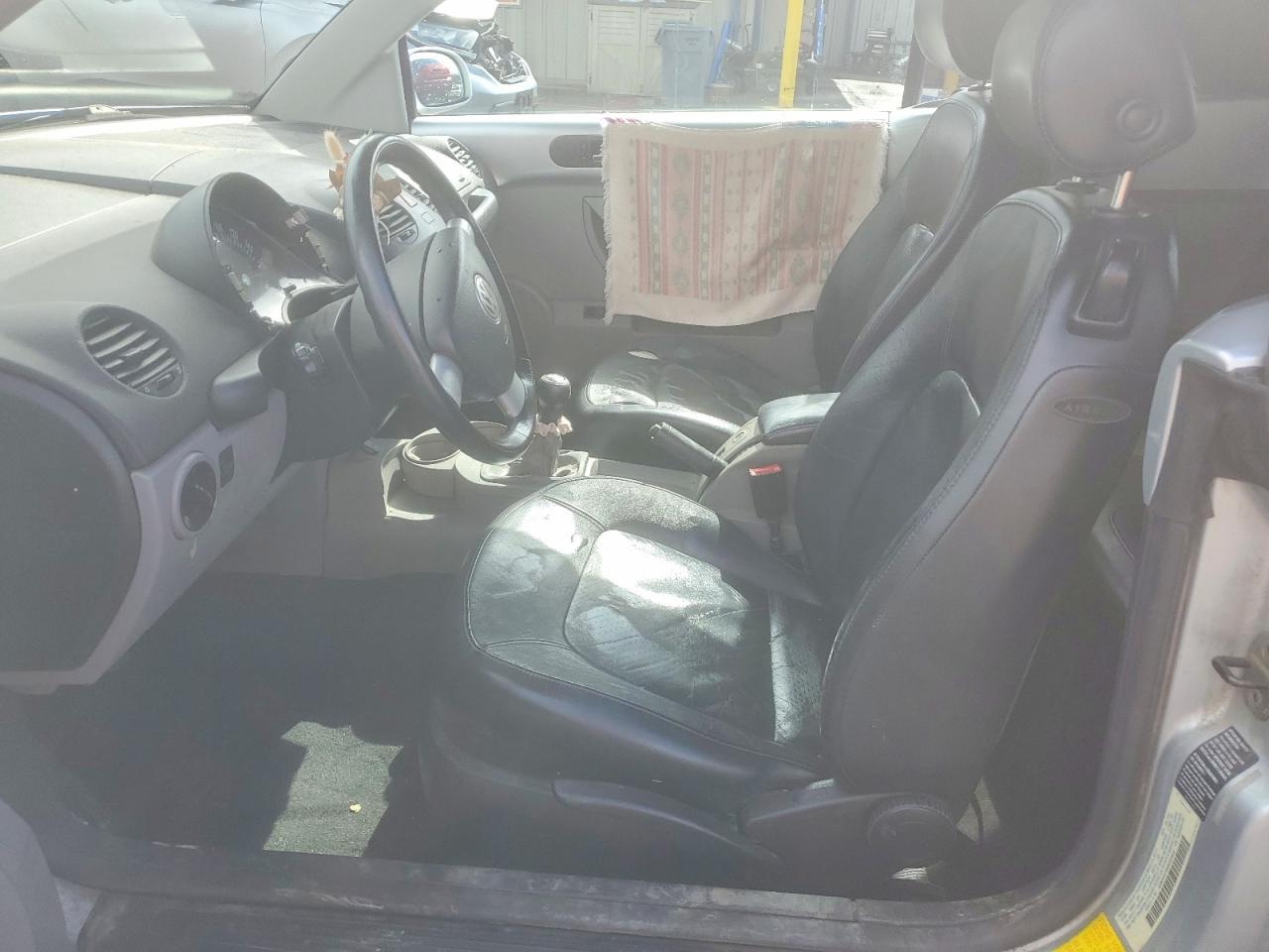 2004 VOLKSWAGEN NEW BEETLE GLS photo 13