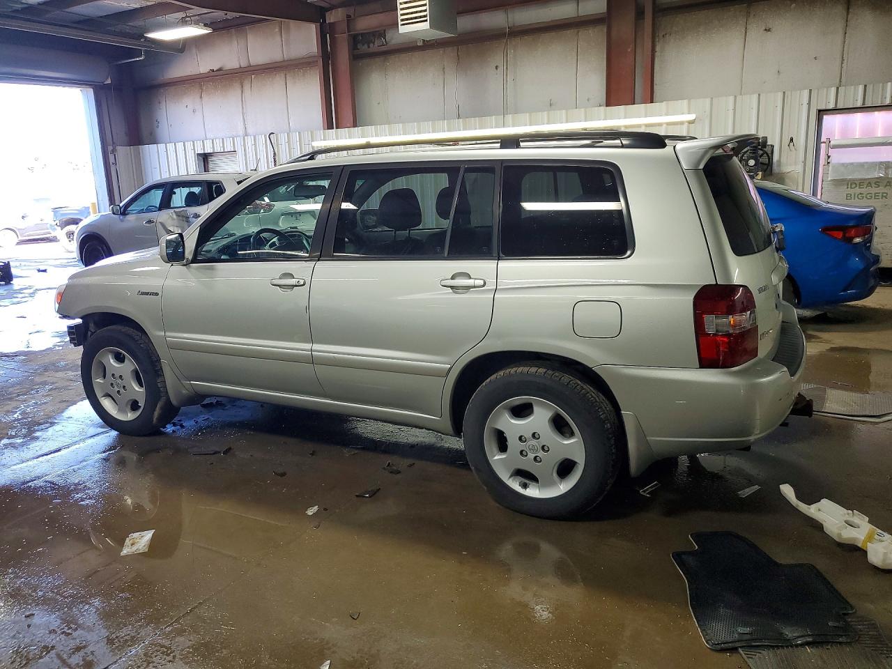 2004 TOYOTA HIGHLANDER LIMITED photo 3